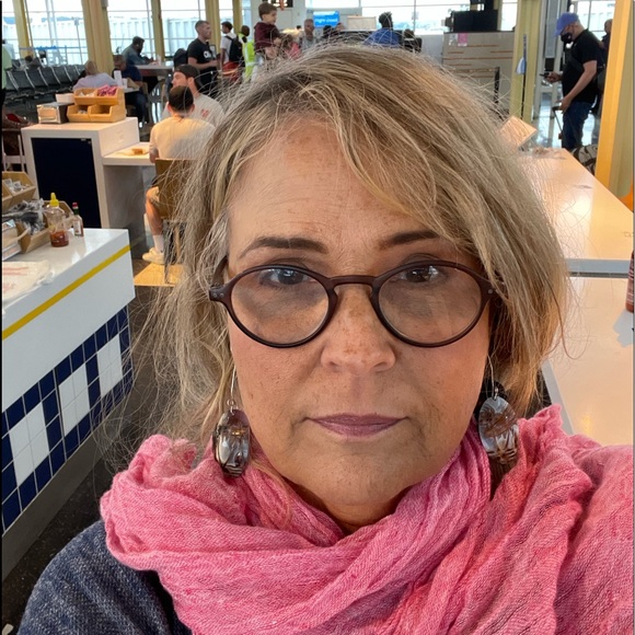 Meet your Posher, Maureen - Picture 2 of 3